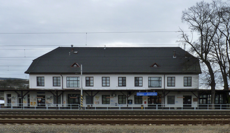 2048px-Rájec-Jestřebí,_vlaková_zastávka