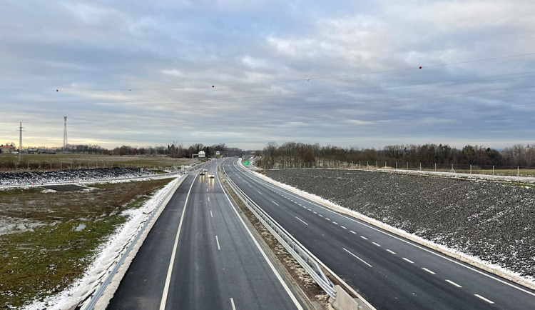 Dálnice D5 je na 114. kilometru do Německa kvůli vyproštění kamionu zavřená