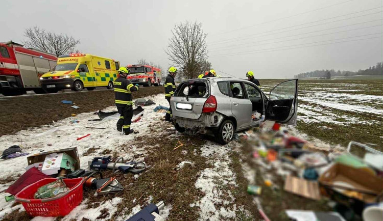 Na Jindřichohradecku havarovala starší řidička, auto skončilo na střeše