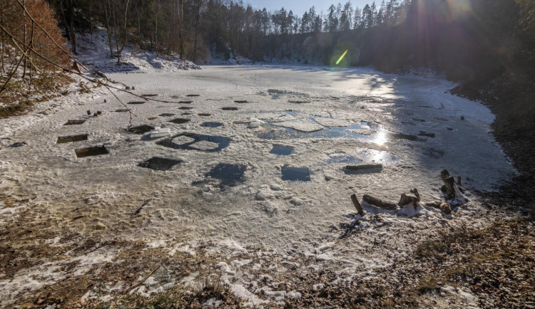 V lomu na Brněnsku se utopil otužilec. Chtěl podplavat led, došly mu ale síly