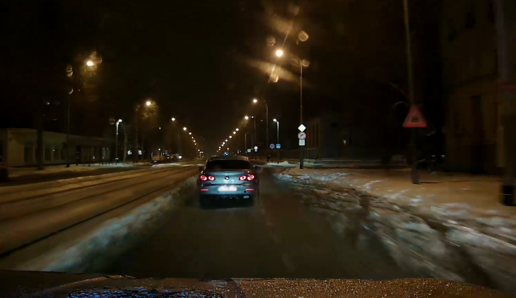 VIDEO: Řidič ujížděl policii 150kilometrovou rychlostí. Zastavili ho až probodnutím kol