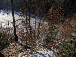 Muž se utopil v lomu na Brněnsku. Chtěl podplavat led