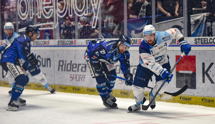 Hokej šel stranou. Fanouška na zápase Komety s Ostravou oživovali přímo na tribuně
