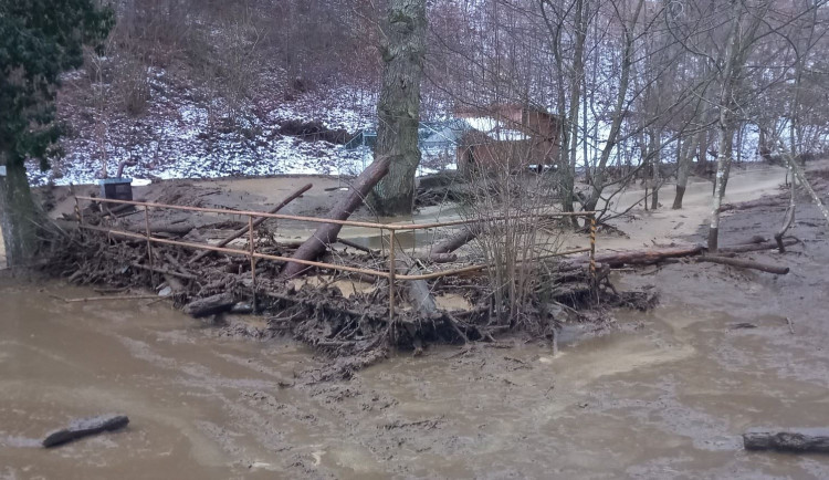 Do Dyje na Znojemsku se vylily kubíky zvířecího trusu, protrhla se jímka