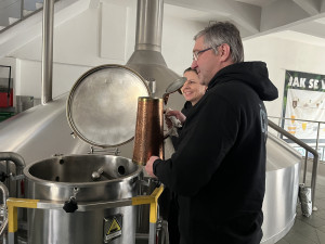 Brněnští sládci začali s výrobou zeleného piva. Lidé ho ochutnají o Velikonocích