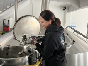 Brněnští sládci začali s výrobou zeleného piva. Lidé ho ochutnají o Velikonocích