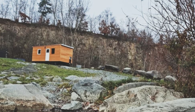 Sauna ve Výklekách. Oblíbený lom nabízí zážitek i v zimě, lidé si mohou vysekat díru v ledu