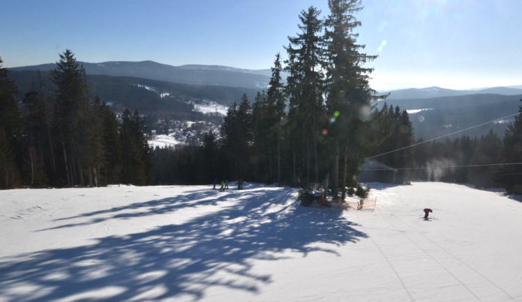 Na šumavském Špičáku se před víkendem lyžuje za parádního slunečného počasí
