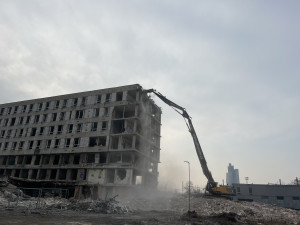 Zchátralá železniční poliklinika v Brně jde k zemi, vyroste místo ní povodňový park