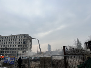 Zchátralá železniční poliklinika v Brně jde k zemi, vyroste místo ní povodňový park