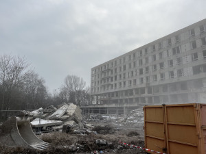 Zchátralá železniční poliklinika v Brně jde k zemi, vyroste místo ní povodňový park