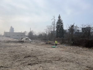 Zchátralá železniční poliklinika v Brně jde k zemi, vyroste místo ní povodňový park