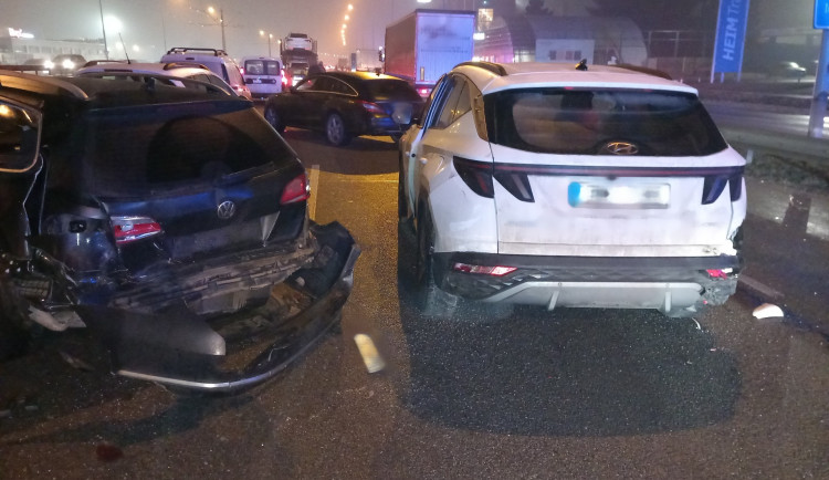 Namrzající mrholení ochromilo dopravu na jižní Moravě, záchranné složky řeší desítky nehod