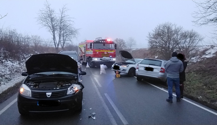 Čtrnáct nabouraných aut u Lutína. Ledovková kalamita zasáhla i Olomoucko