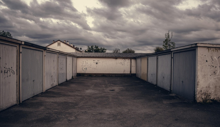 Z brněnské rozvojové lokality Žlutý kopec zmizí garáže, město je koupí a zbourá