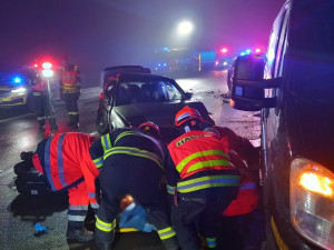 Namrzající mrholení ochromilo dopravu na jižní Moravě, záchranné složky řeší desítky nehod