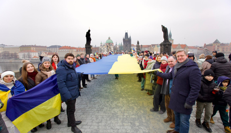 Lidé na Karlově mostě oslavili Den jednoty Ukrajiny, nesli několikametrovou vlajku