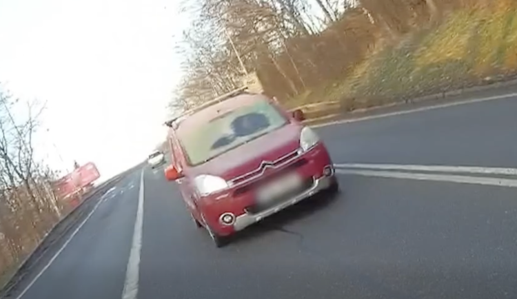 VIDEO: Výhled jako z tanku. Řidič dostal za špatně oškrabané přední sklo pokutu