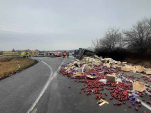 Na průtahu Mikulovem se převrátil kamion s jablky, ta se rozkutálela po celé silnici