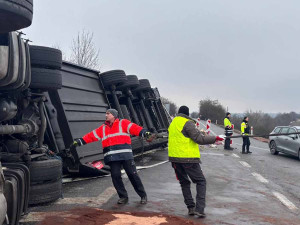 Na průtahu Mikulovem se převrátil kamion s jablky, ta se rozkutálela po celé silnici