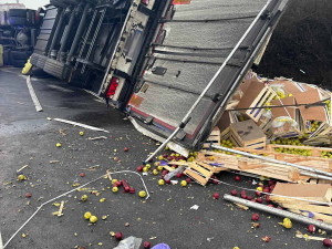 Na průtahu Mikulovem se převrátil kamion s jablky, ta se rozkutálela po celé silnici