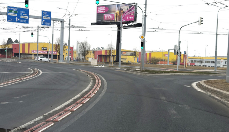 Další kritika nového obřího kruháče. Nastříkané šipky z vozovky mizí, řidiči tápou