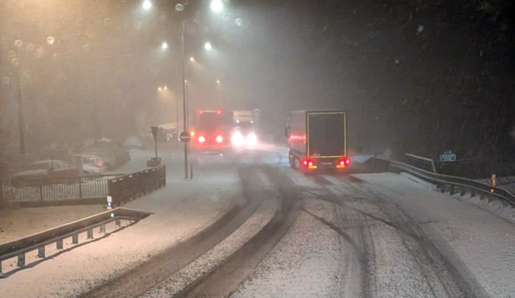 Sněhový příval na Šternbersku. Kamiony zablokovaly tah na Opavu či Bruntál