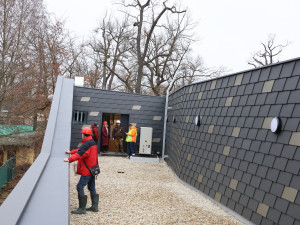 FOTO: V Hodoníně pilně pracují na novém akváriu, to původní poničilo tornádo