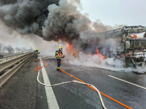 VIDEO: Hořící autobus na D46. Dálniční tah za Prostějovem stojí