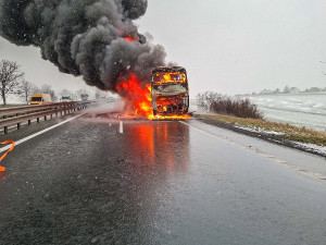 VIDEO: Hořící autobus na D46. Dálniční tah za Prostějovem stojí
