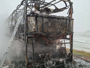 VIDEO: Hořící autobus na D46. Dálniční tah za Prostějovem stojí