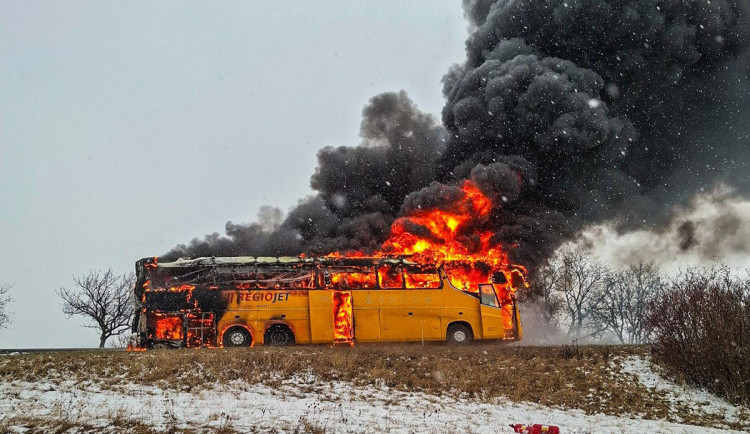 VIDEO: Autobus známého dopravce pohltily plameny. D46 na Vyškov stojí