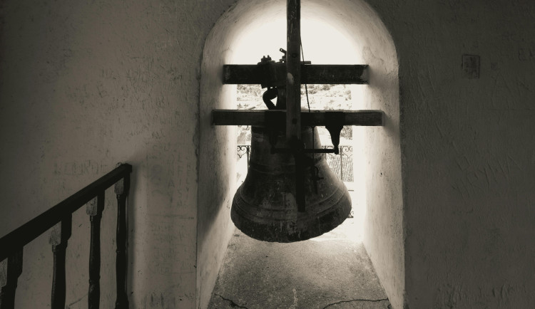 Zloděj na sebe upozornil zcela bizarním způsobem, omylem zapnul zvon v kostele