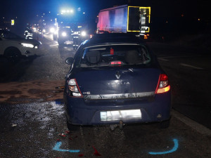 FOTO: Opilý řidič ignoroval značky a tvrdě narazil. U Mikulova ho smetl kamion