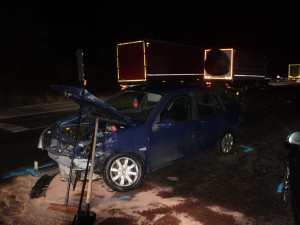 FOTO: Opilý řidič ignoroval značky a tvrdě narazil. U Mikulova ho smetl kamion