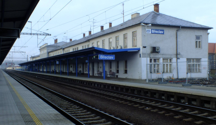 Na trati mezi Břeclaví a Mikulovem je kvůli opravám výluka , potrvá do čtvrtka