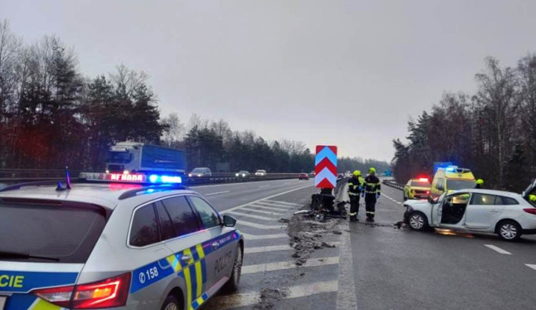 Ranní nehoda na D1. Řidička v autě narazila do svodidel, skončila v péči lékařů