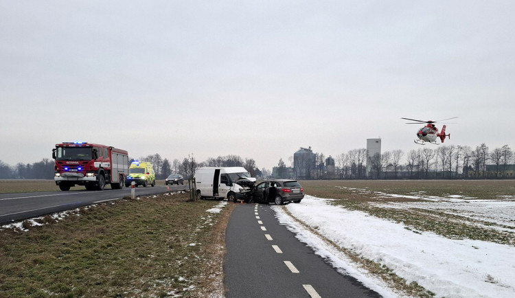 Těžká nehoda u Uničova: auta po čelním střetu skončila až na cyklostezce