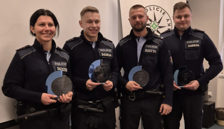 Žďárští policisté zasahovali u požáru. Evakuovaným pomáhali i s oblékáním