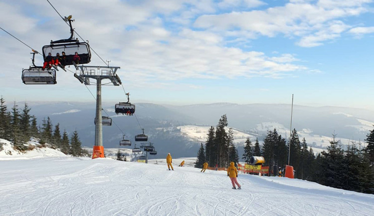 Areály v Jeseníkách čelí výkyvům počasí, na sjezdovkách je ale dostatek sněhu