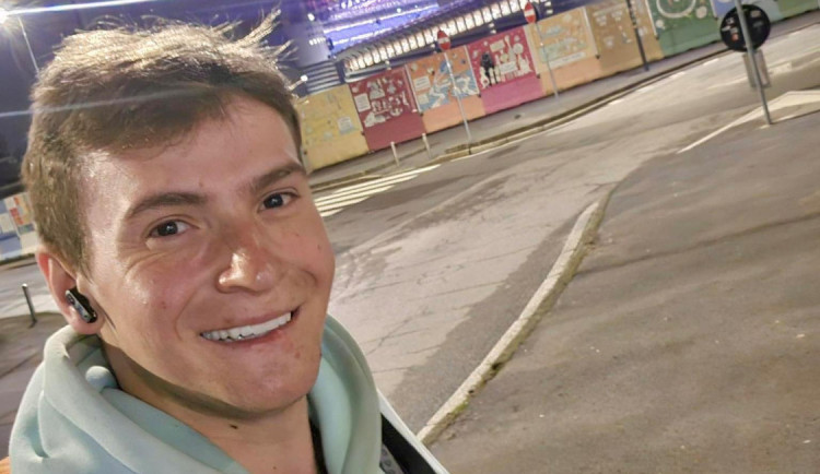 Nico z Třebíče teď dorazil do Milána. Poslední kilometry jde živě se svými fanoušky