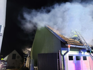 Hasiči zasahovali u požáru domu a garáže na Břeclavsku, jeden se lehce zranil