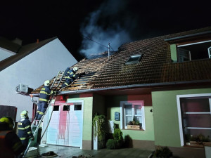 Hasiči zasahovali u požáru domu a garáže na Břeclavsku, jeden se lehce zranil