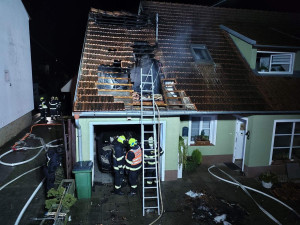 Hasiči zasahovali u požáru domu a garáže na Břeclavsku, jeden se lehce zranil
