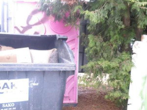 FOTO: Inspektoři zavřeli stánek s hotovkami v Brně. Chyběl odpad i přístup k vodě