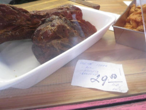 FOTO: Inspektoři zavřeli stánek s hotovkami v Brně. Chyběl odpad i přístup k vodě