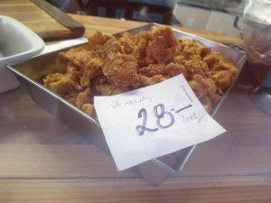 FOTO: Inspektoři zavřeli stánek s hotovkami v Brně. Chyběl odpad i přístup k vodě