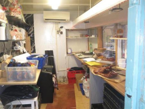 FOTO: Inspektoři zavřeli stánek s hotovkami v Brně. Chyběl odpad i přístup k vodě