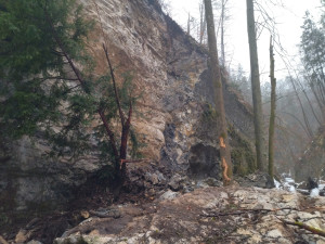 Cestu mezi Macochou a Punkevními jeskyněmi zavalil kus skály, možná jich bude víc