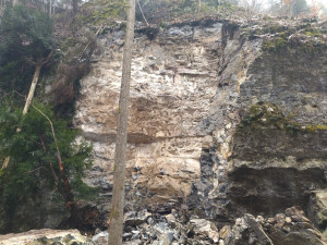 Cestu mezi Macochou a Punkevními jeskyněmi zavalil kus skály, možná jich bude víc